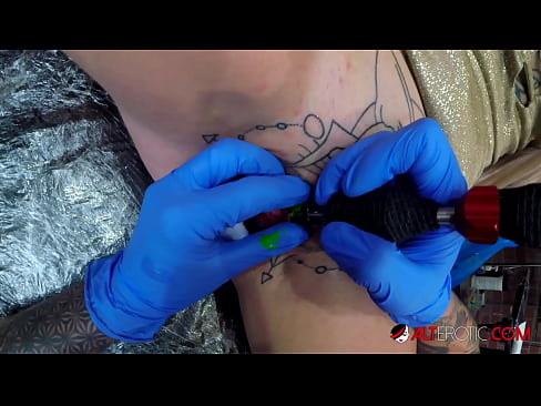 ❤️ Sully Savage mai tsananin jarfa ta yi tattoo a kan kwarin ta Ingantacciyar batsa ﹏